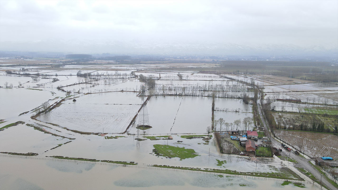 Terme'de ovada su taşkını, yüksekte kar esareti