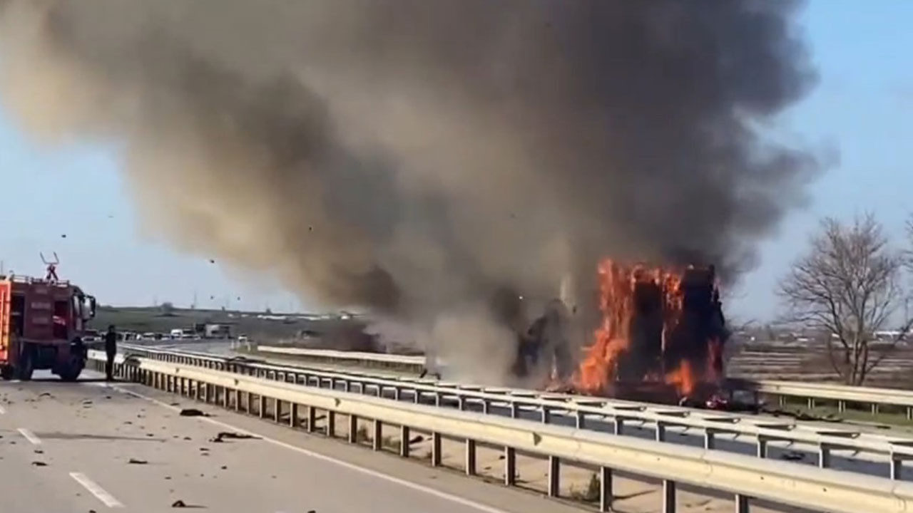 Edirne’de domates yüklü TIR alev alev yandı