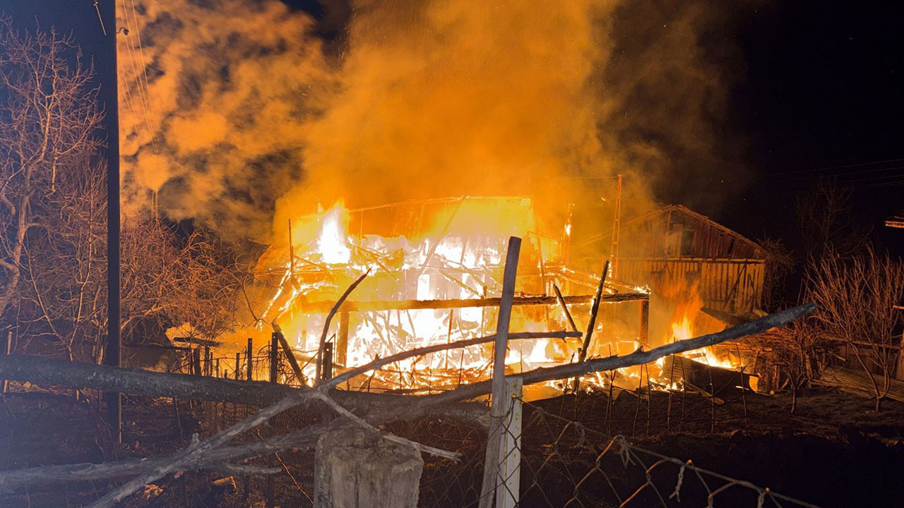 Alevlere teslim olan ahşap ev küle döndü