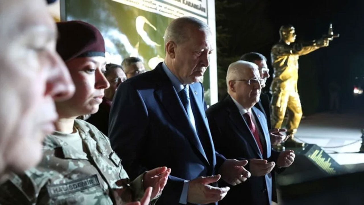 Cumhurbaşkanı Erdoğan, Ömer Halisdemir Anıtı'nda dua etti