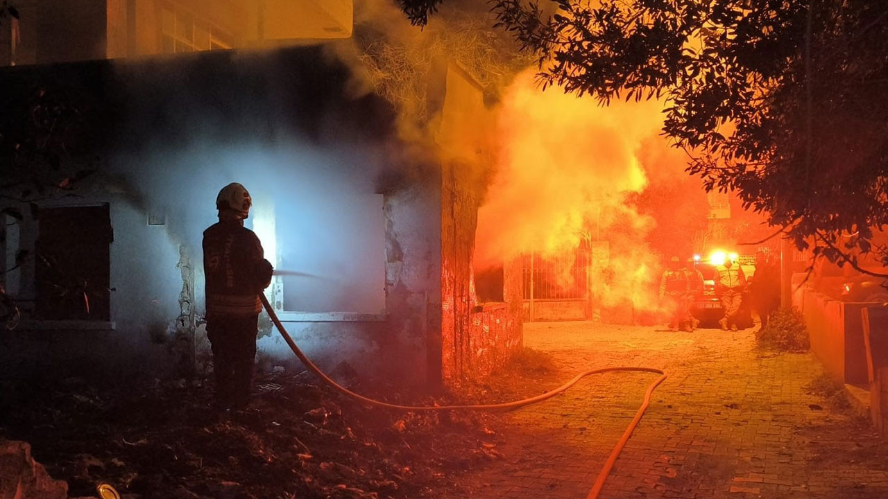 Samandağ'da metruk ev yangını