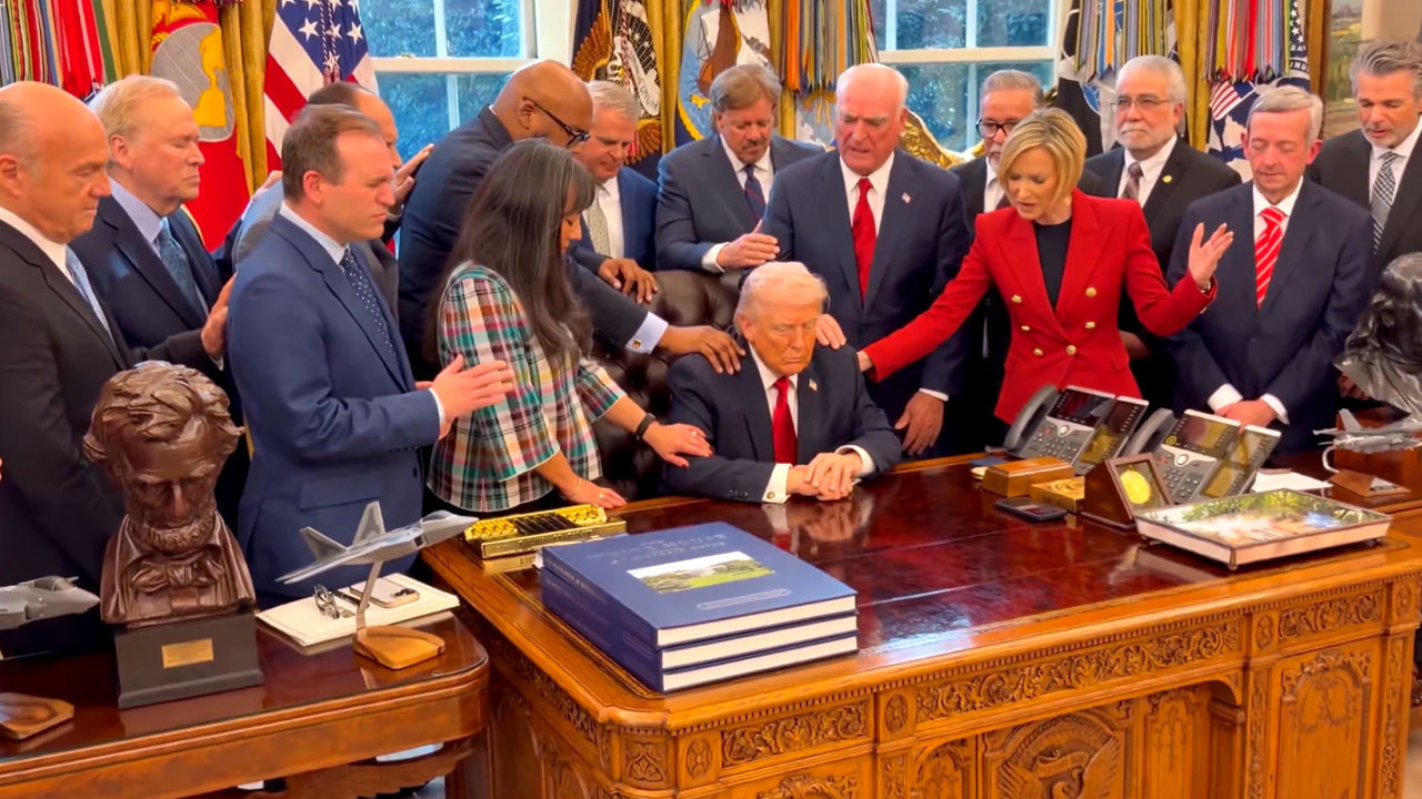 Beyaz Saray'da ilginç görüntü! Trump için toplanıp dua ettiler