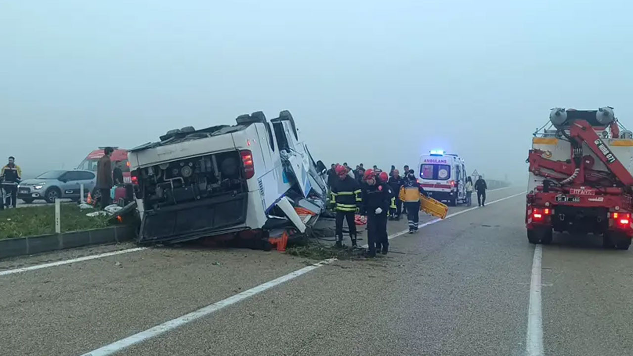 Adana'da yolcu otobüsü devrildi! Ölü ve yaralılar var