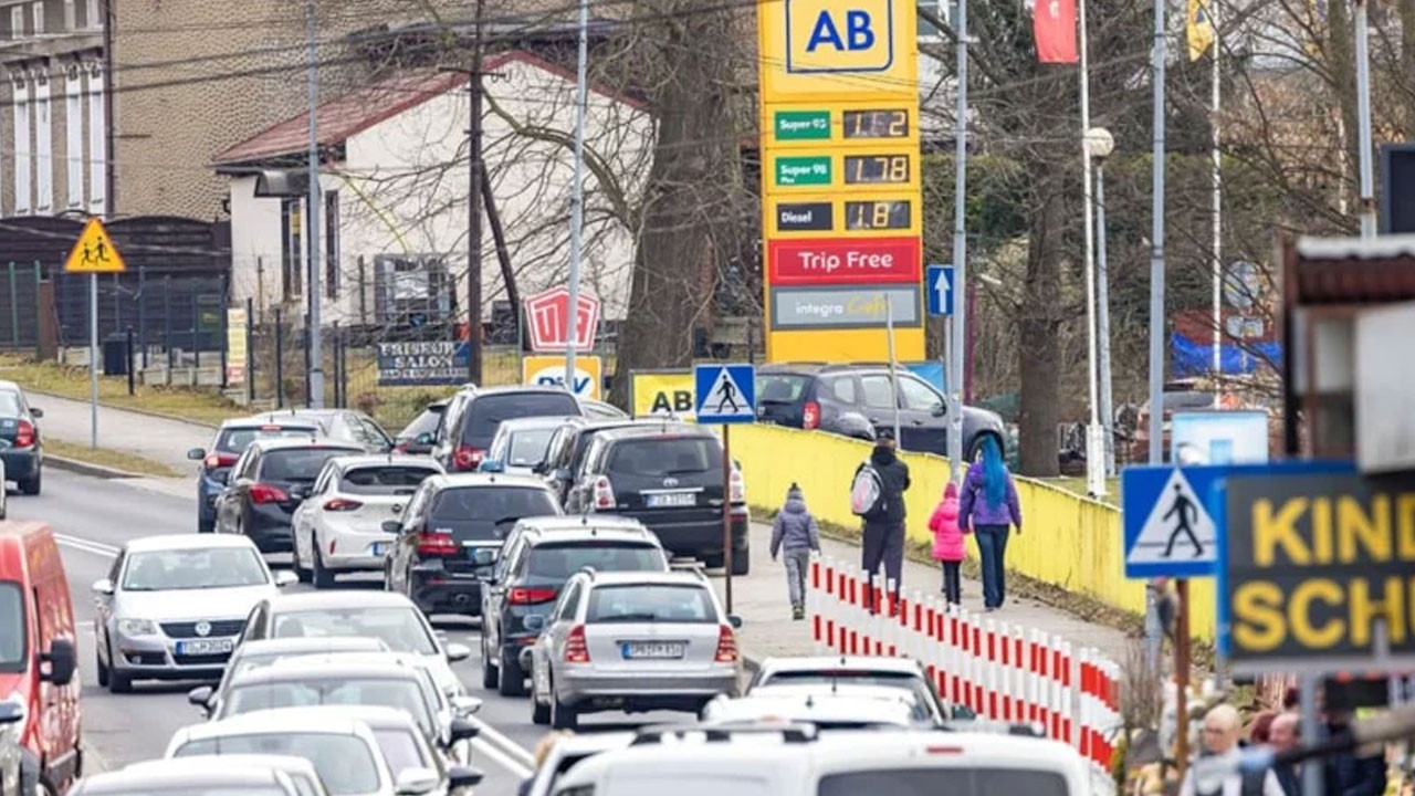 Almanlar ucuz akaryakıt için Polonya'ya akın ediyor