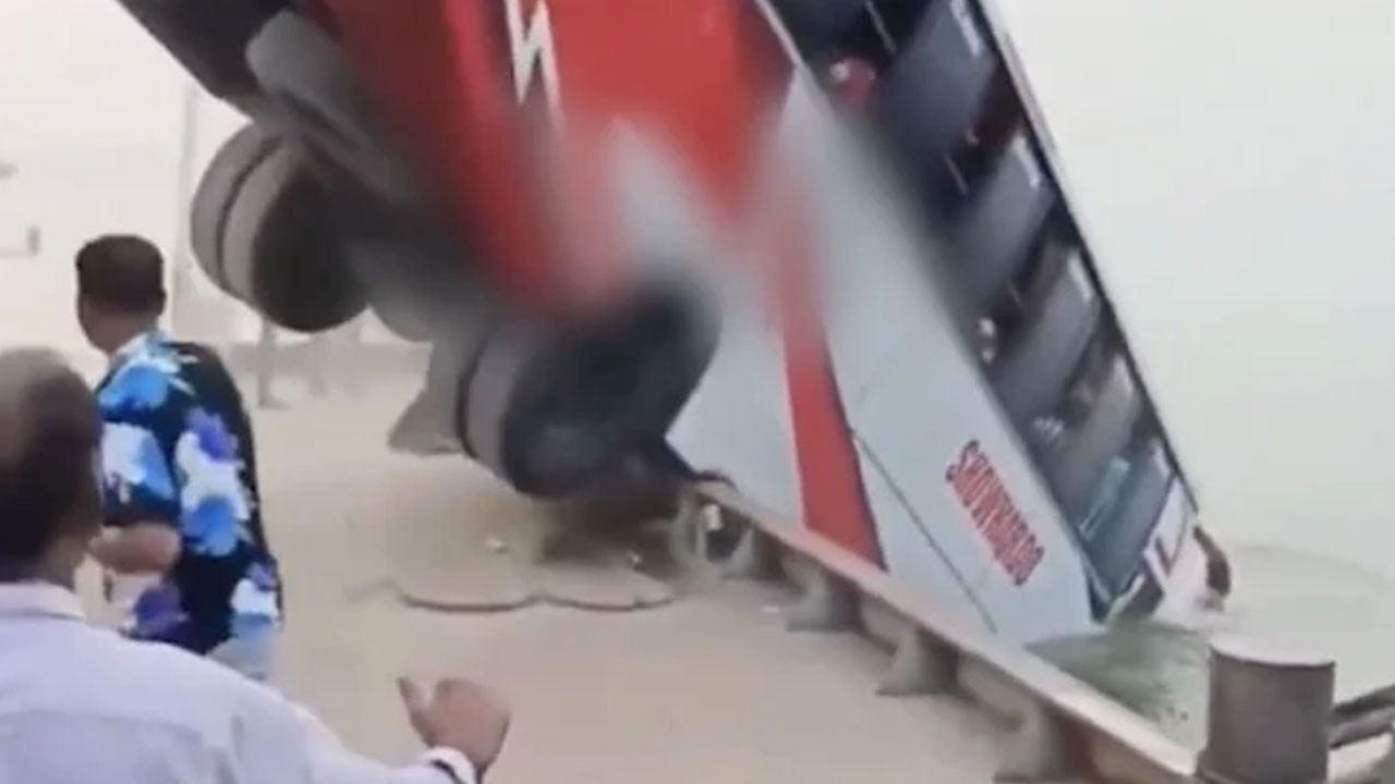 Bangladeş'te yolcu otobüsü nehre düştü: 24 kişi hayatını kaybetti