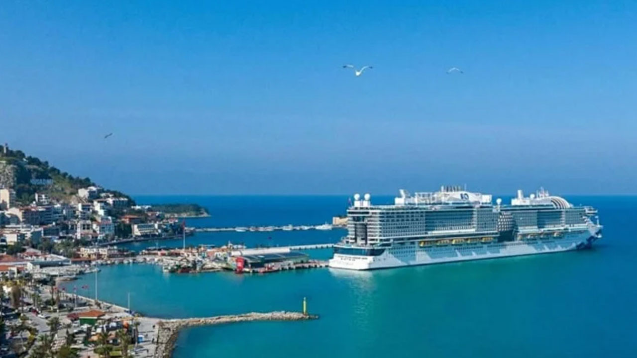 Kuşadası’na dev kruvaziyer akını: 4 binden fazla turist geldi