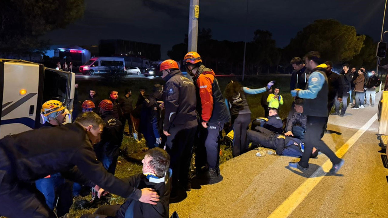 Memurları taşıyan araç devrildi: 16 yaralı