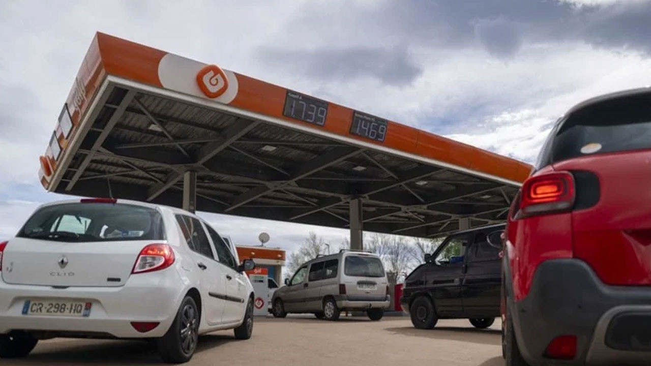 Ucuz akaryakıt için sınırı geçiyorlar: Fransız ve Portekizliler İspanya’ya akın ediyor