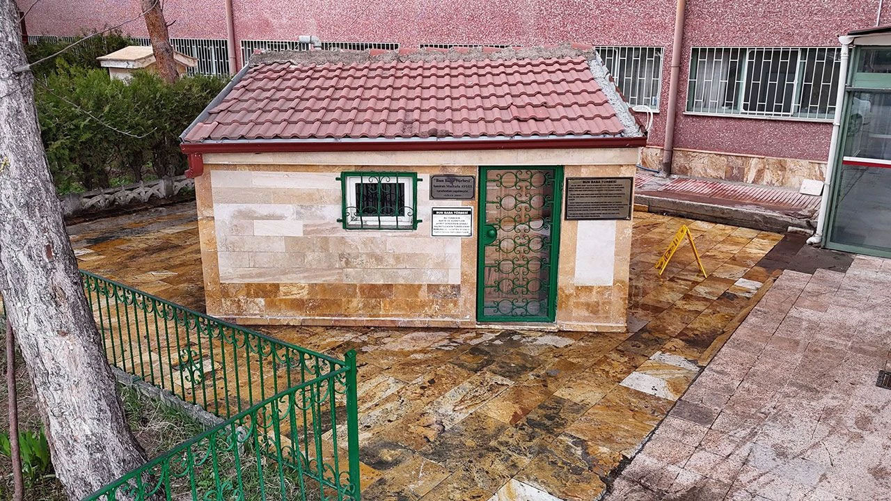 Ne yıkabildiler, ne taşıyabildiler! Hastane bahçesinde gizemli türbe