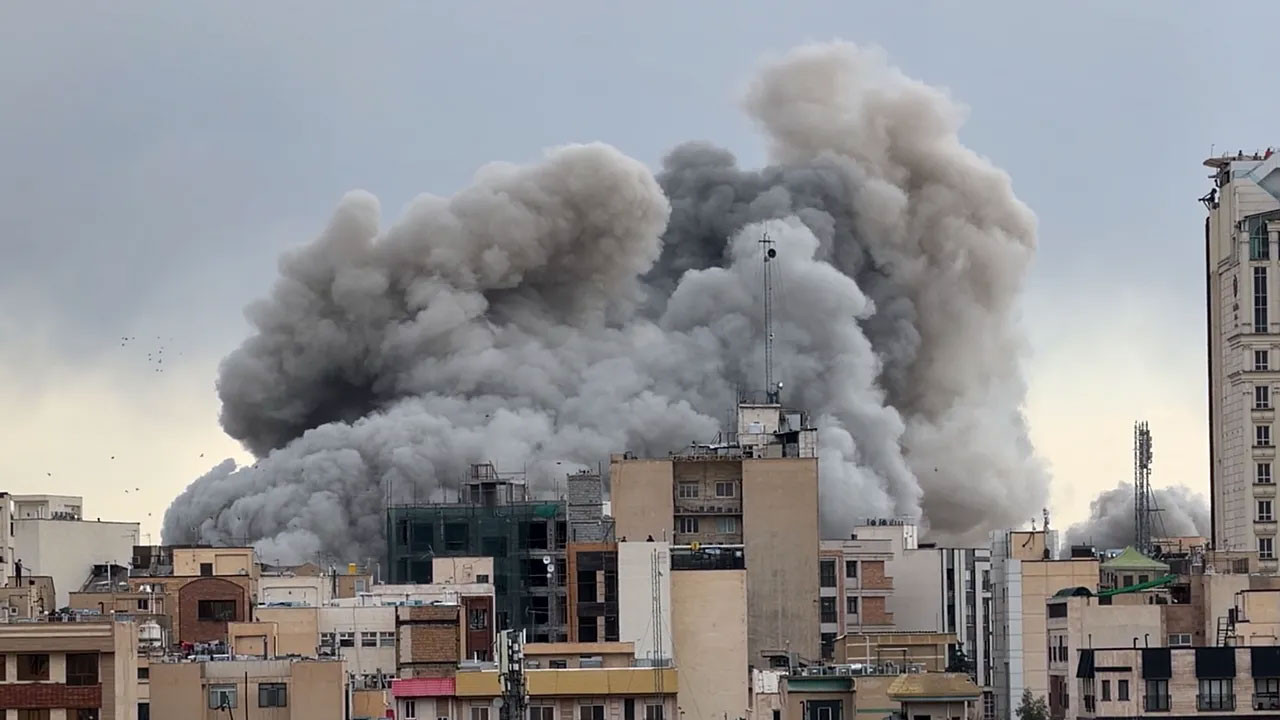 İran'a saldırılarda 2 bin 76 kişi hayatını kaybetti