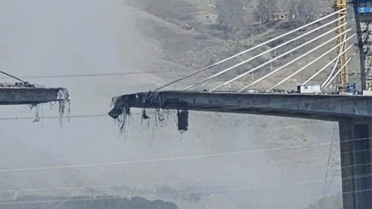 İran'ın Kerec kentindeki B1 Köprüsü vuruldu