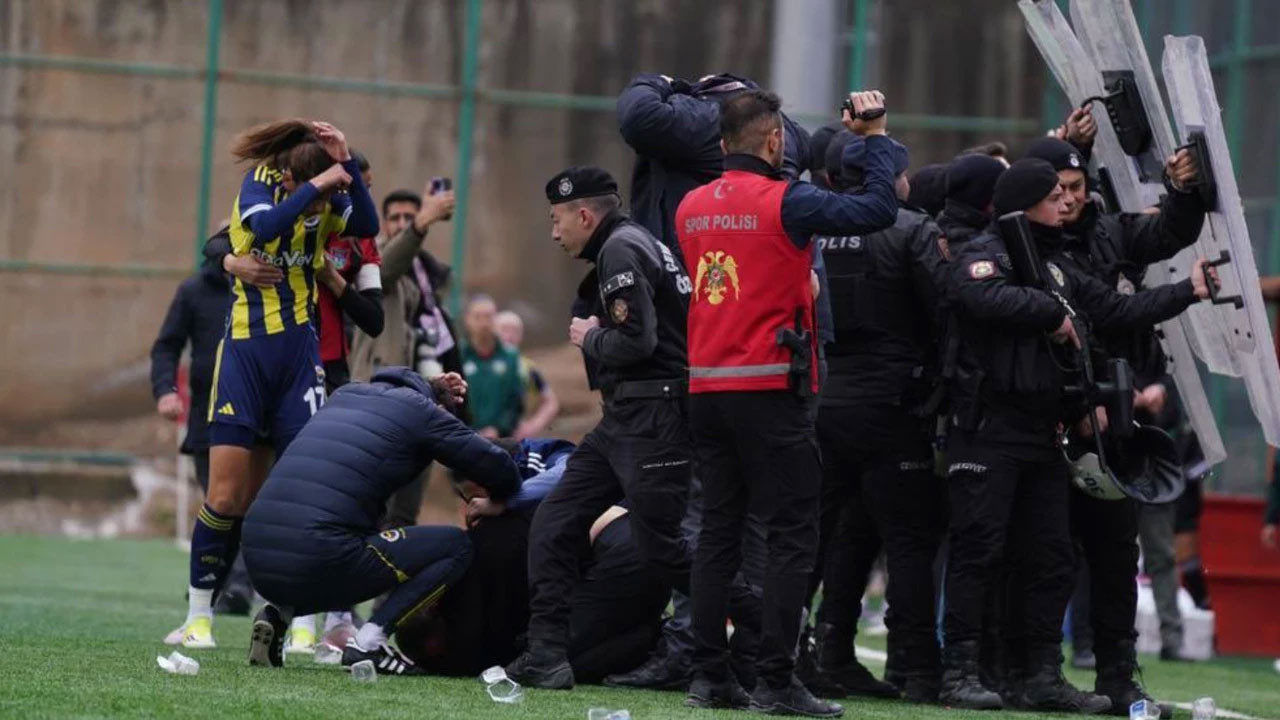 Fenerbahçe'ye çirkin saldırı! Teknik direktör yaralandı: "İnşallah buradan sağ salim çıkarız"