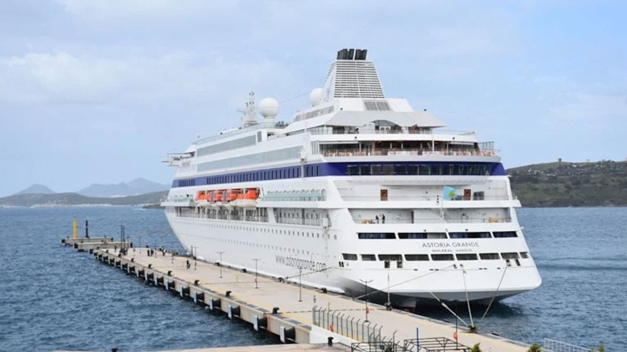 Bodrum'a sezonun ilk kruvaziyeri demirledi