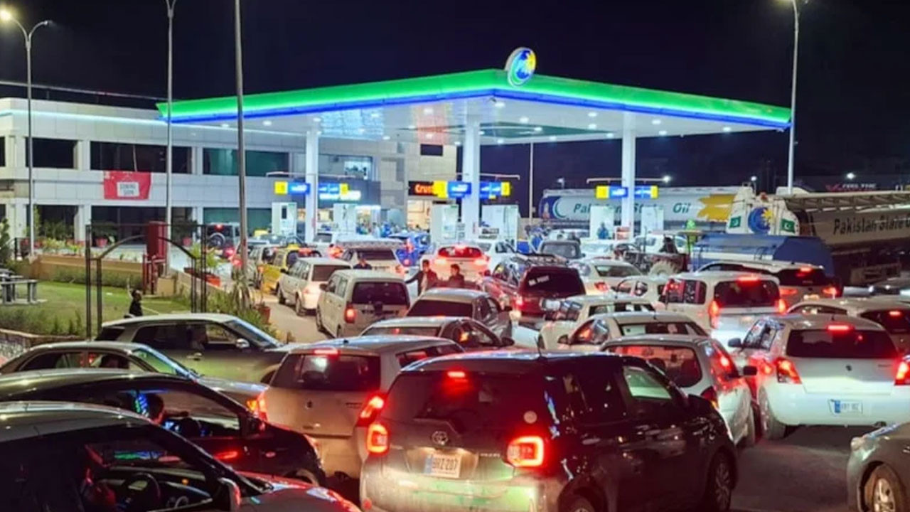 Pakistan, benzin fiyatlarında yüzde 54'lük artışa 'bedava otobüsle' çözüm arıyor
