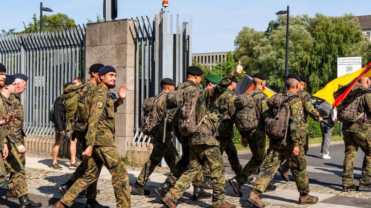 Avrupa'dan benzeri görülmemiş karar: 17-45 yaş arası erkekler izinsiz çıkamayacak