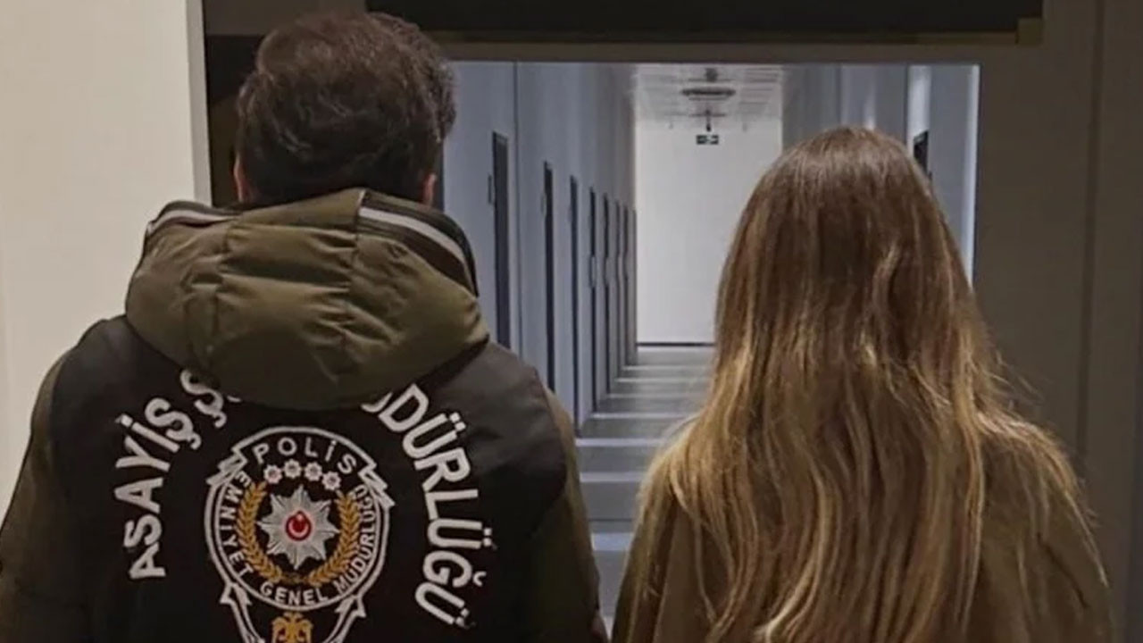 Başkalarına ait kartlarla 35 kez alışveriş yaptı! Sahte kimlikle yakalandı