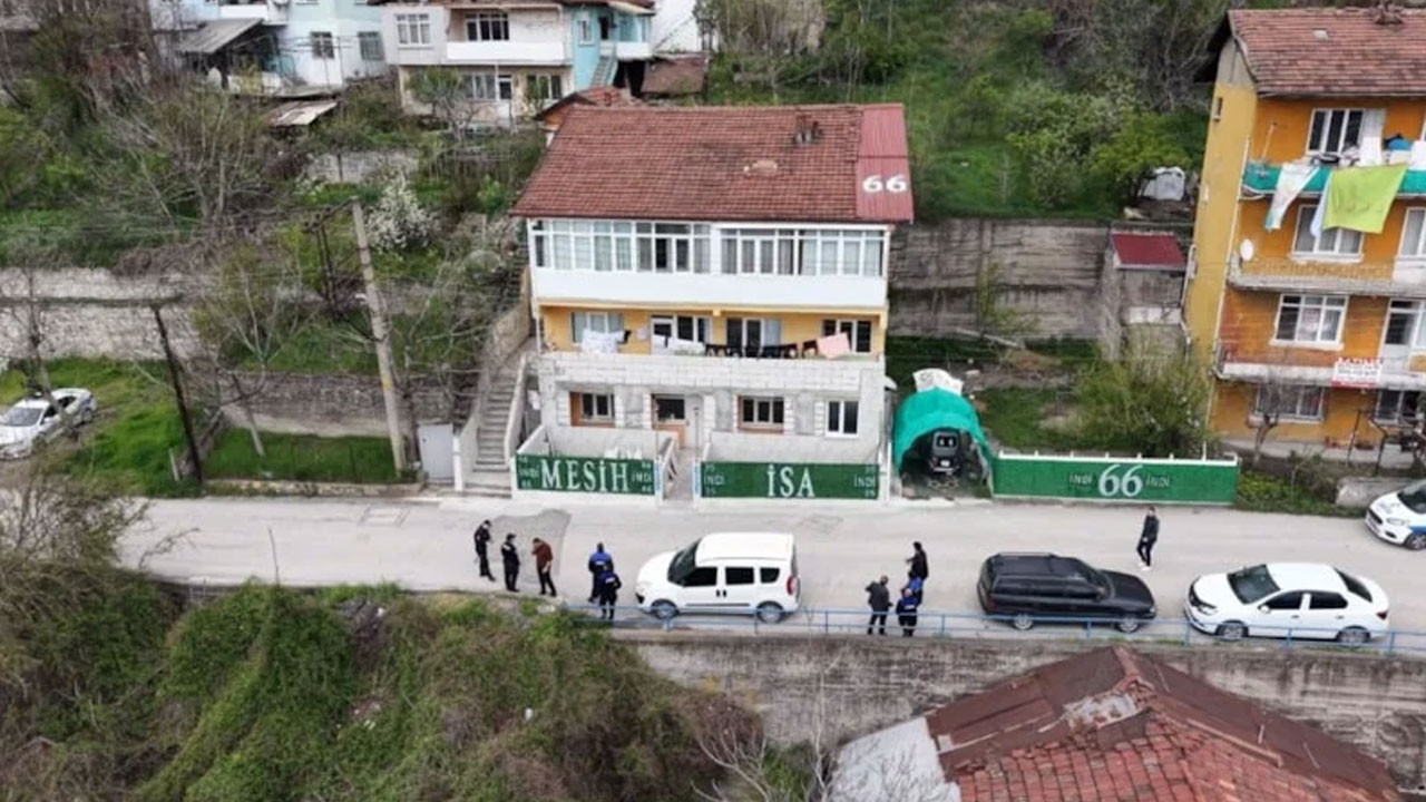 Karabük'te garip olay: Evinin önündeki çitlere 'Mesih' yazdı