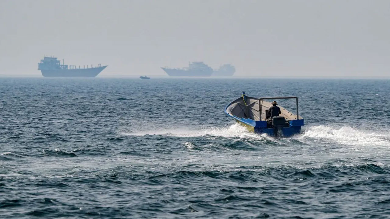İran duyurdu! Hürmüz Boğazı'nda İsrail bağlantılı gemi vuruldu