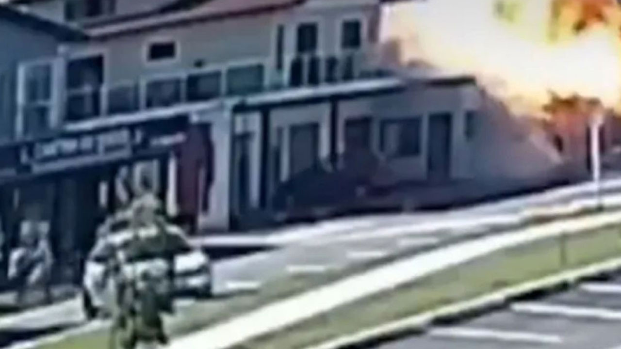 Uçak restoranın üzerine düştü: 4 kişi hayatını kaybetti