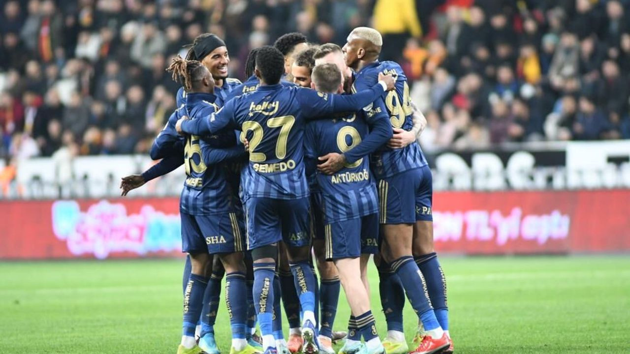 Fenerbahçe'nin efsane isminden o futbolcuya ayar: "Acemice işler yaptı"