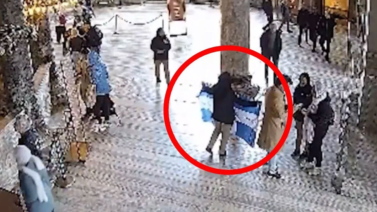 Ayasofya'da "Ya Ortodoks ol ya da öl" yazılı Bizans bayrağı açtılar