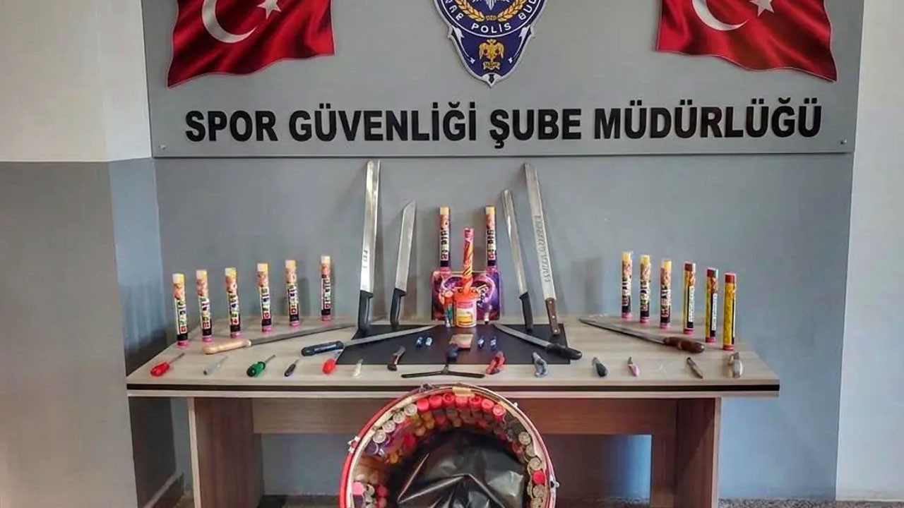 Süper Lig ekibinin taraftar otobüsünden cephanelik çıktı! Döner bıçağı, satır, sis bombası!