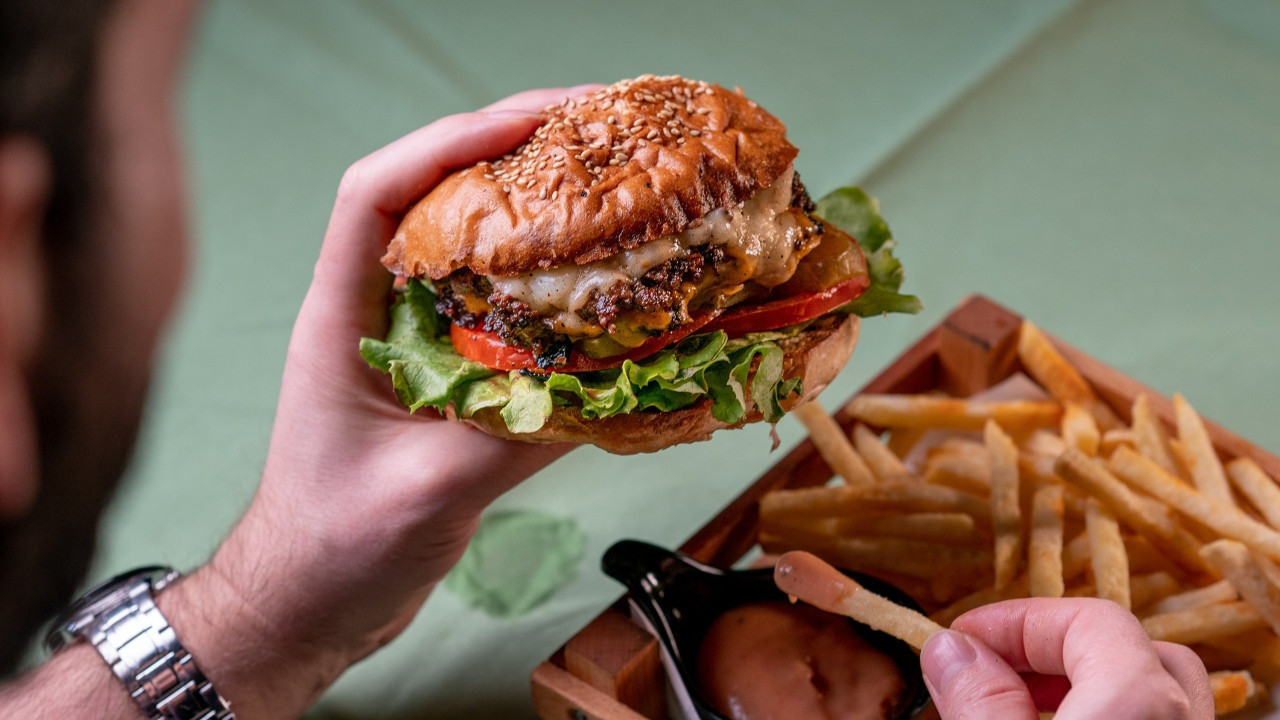 Dev hamburger zincirine kayyum atandı: Şubeler tek tek kapanıyor