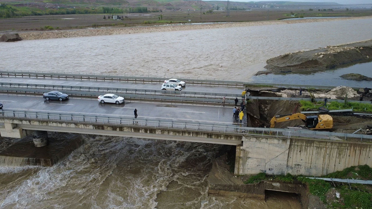 Sağanak nedeniyle çöktü! Yol çift taraflı trafiğe kapatıldı