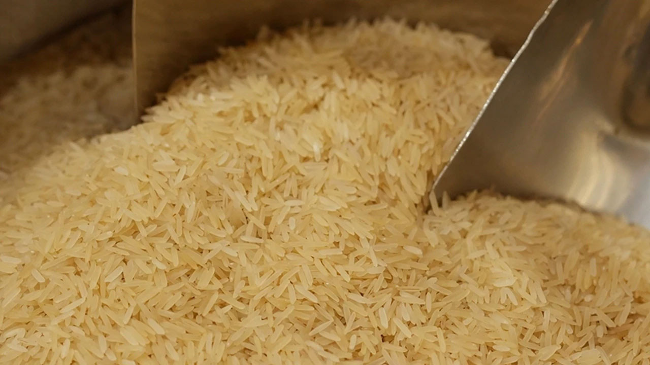 Satışa sunulan pirincin üstündeki görüntü mide bulandırdı! Markete büyük ceza