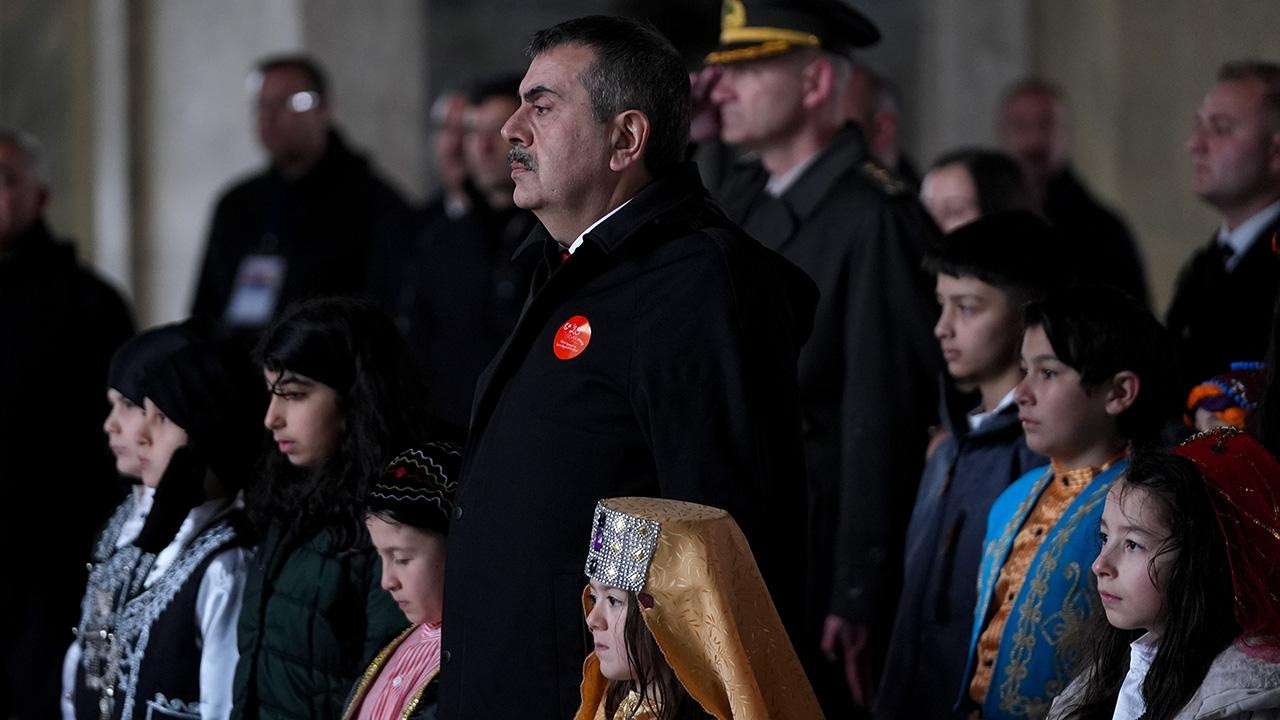 Bakan Tekin’den Anıtkabir’de 23 Nisan mesajı: Özel Defter'e ne yazdı?