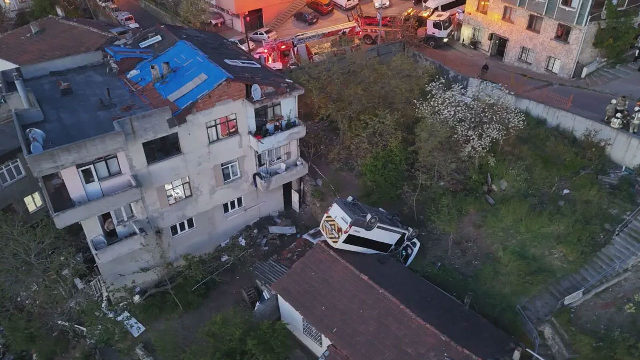 İstanbul'da okul servisi evin çatısına düştü