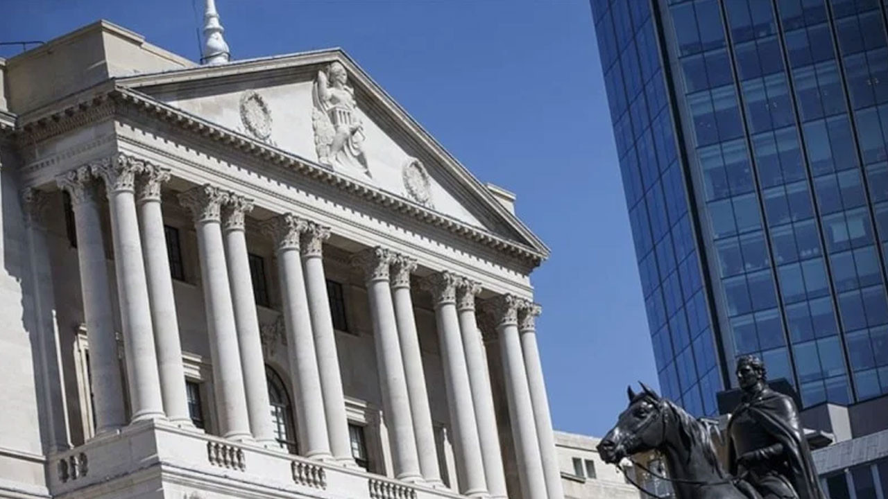 İngiltere Merkez Bankası politika faizini sabit bıraktı