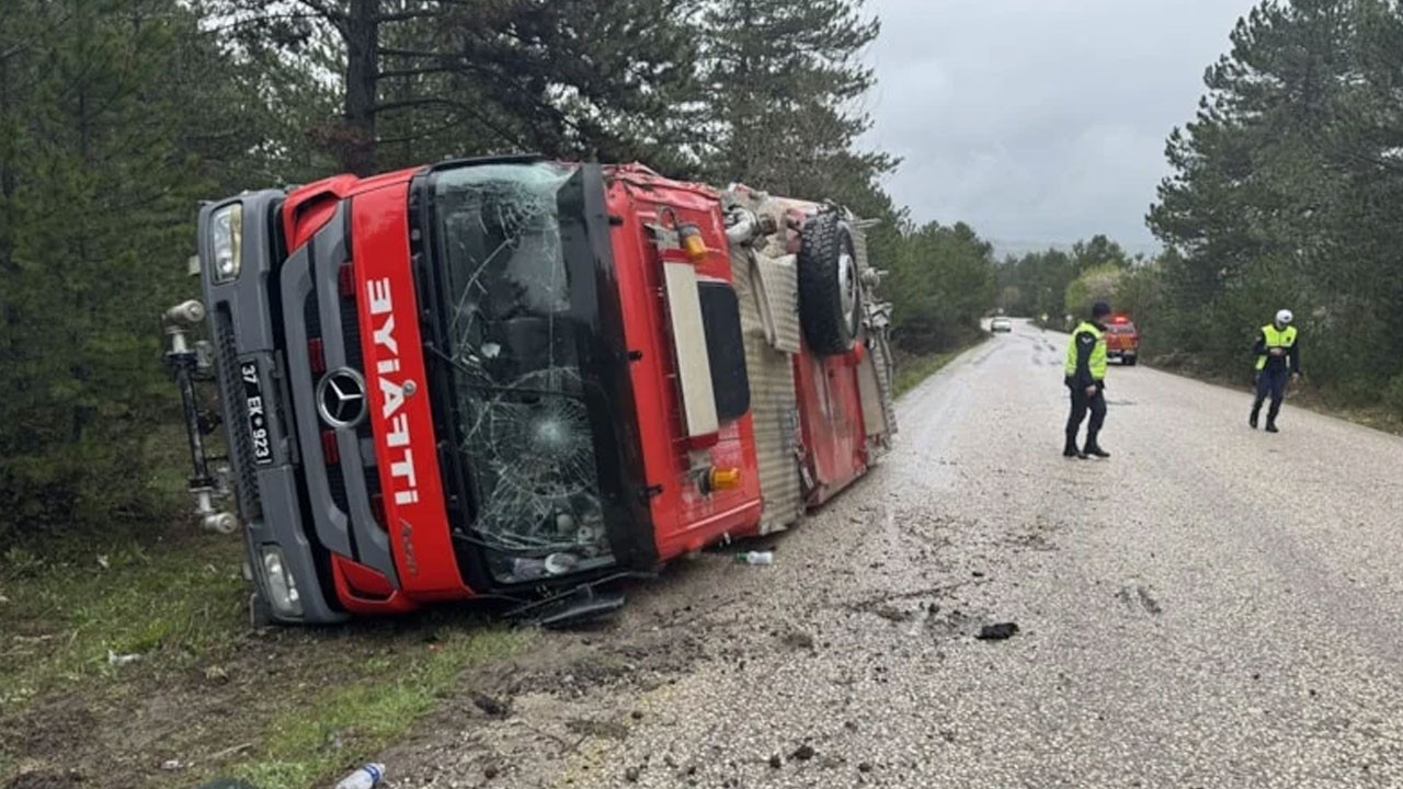 Kastamonu'da itfaiye aracı devrildi: 3 itfaiye eri yaralandı