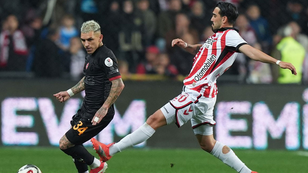 Galatasaray'a şampiyonluk yolunda ağır darbe! Samsunspor 3 puanı 4 golle aldı