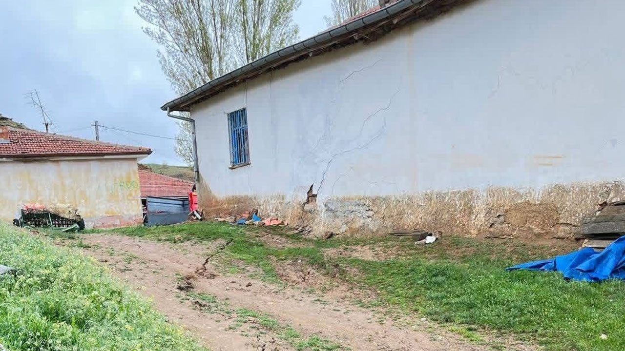 Sağanak sonrası ilçede korkutan görüntü! 9 yapıda hasar oluştu