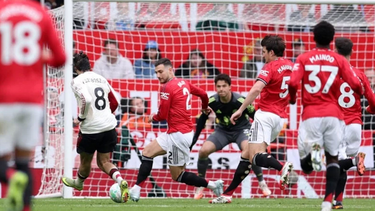 Manchester United, evinde Liverpool'u yendi