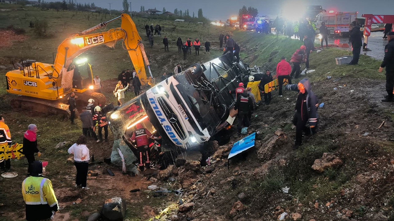 Malatya'da yolcu otobüsü şarampole devrildi! 4 kişi öldü, 15 kişi yaralandı