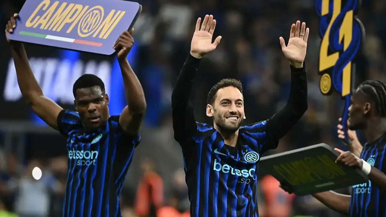 Hakan Çalhanoğlu'ndan şampiyonluk dansı! Koleksiyonuna bir kupa daha ekledi