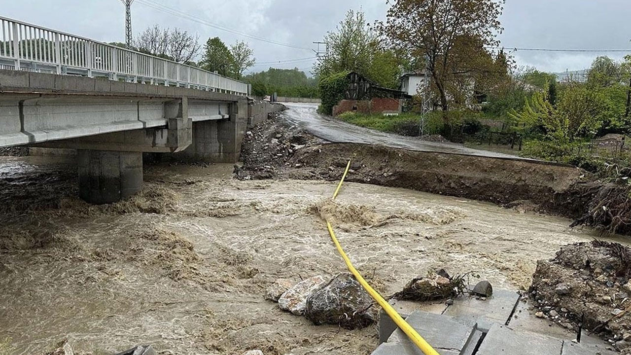 Sakarya'da sağanak hayatı olumsuz etkiledi