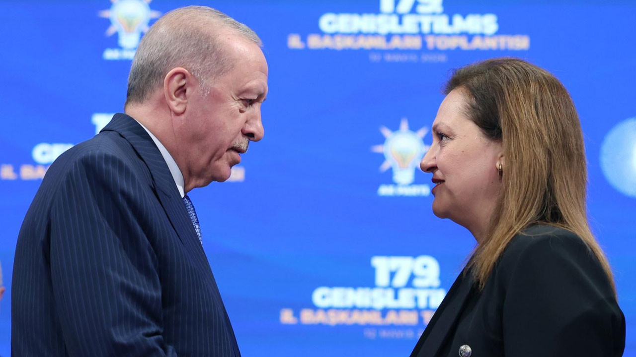 Cumhurbaşkanı Erdoğan, Burcu Köksal'a AK Parti rozetini taktı