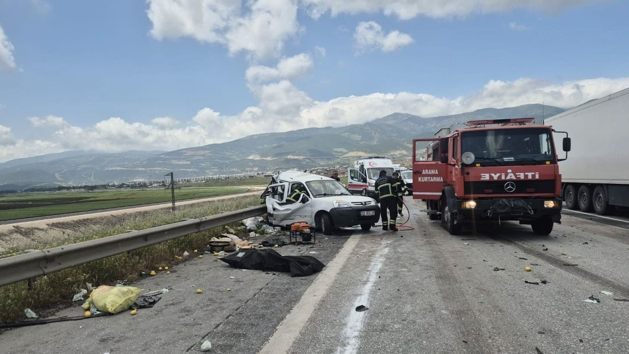 Gaziantep'te TIR dehşeti! Otomobilde sıkışan çift feci şekilde can verdi