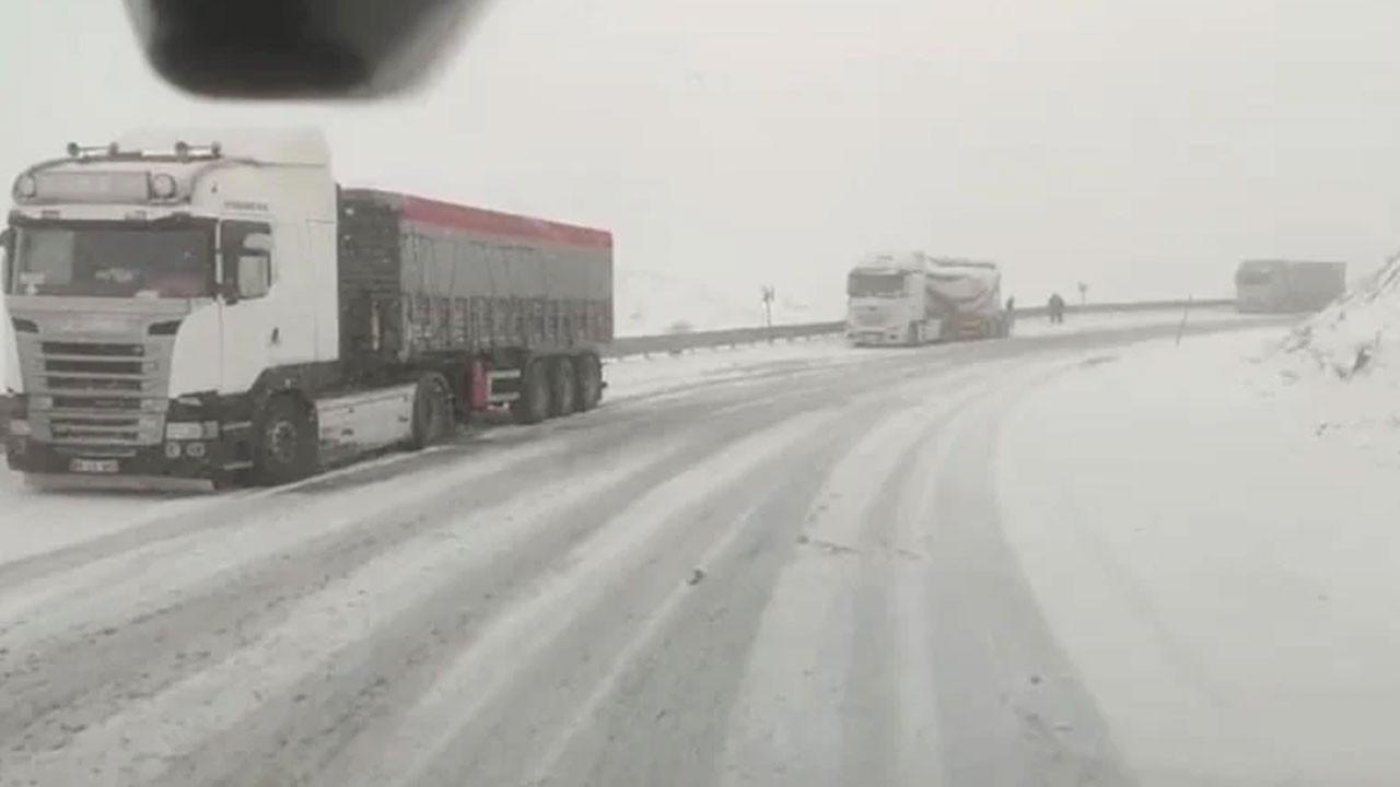 Bayburt'ta mayıs sürprizi: Kop Dağı'na kar yağdı