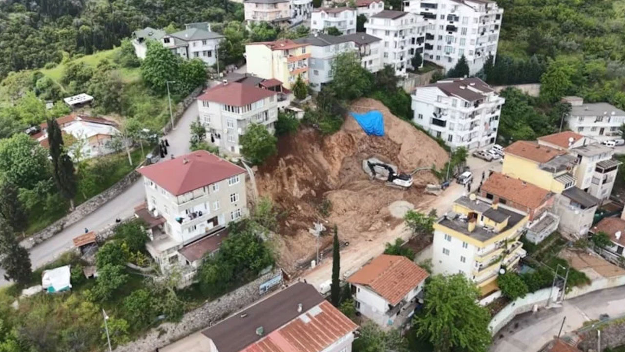 Kocaeli'de temel kazısı sırasında toprak kaydı