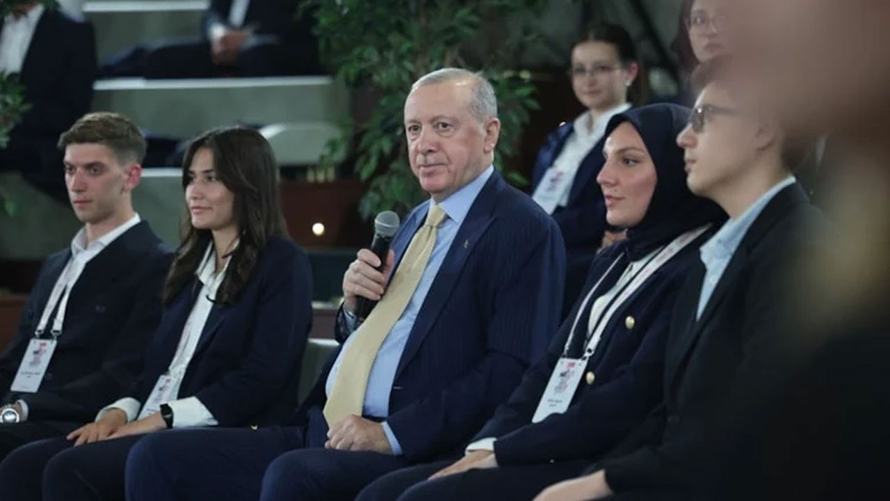 Cumhurbaşkanı Erdoğan, gençler ve milli sporcularla buluştu