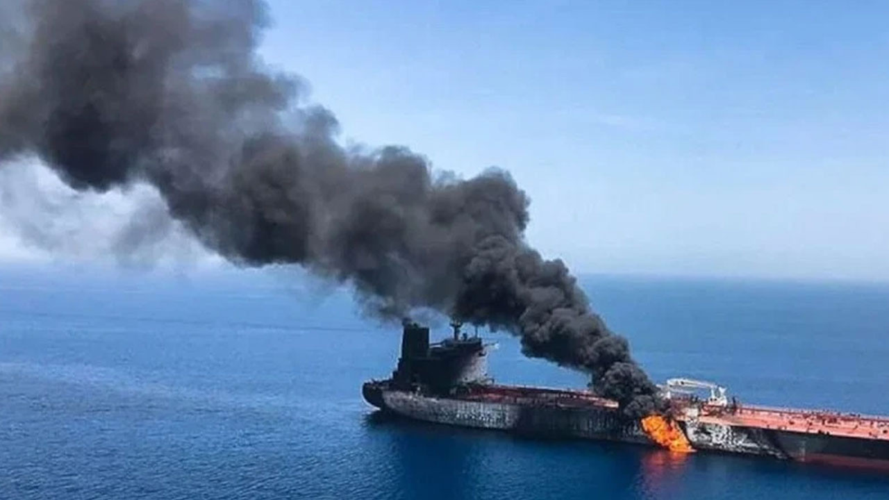 Husilerden Suudi Arabistan'a ait petrol tankerine saldırı