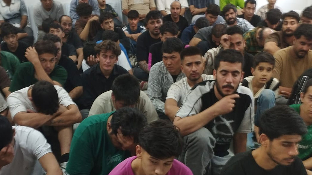 İran’dan Türkiye’ye kaçak girmeye çalışırken yakalandılar! Gürbulak’ta TIR’ın dorsesinden 155 kişi çıktı!