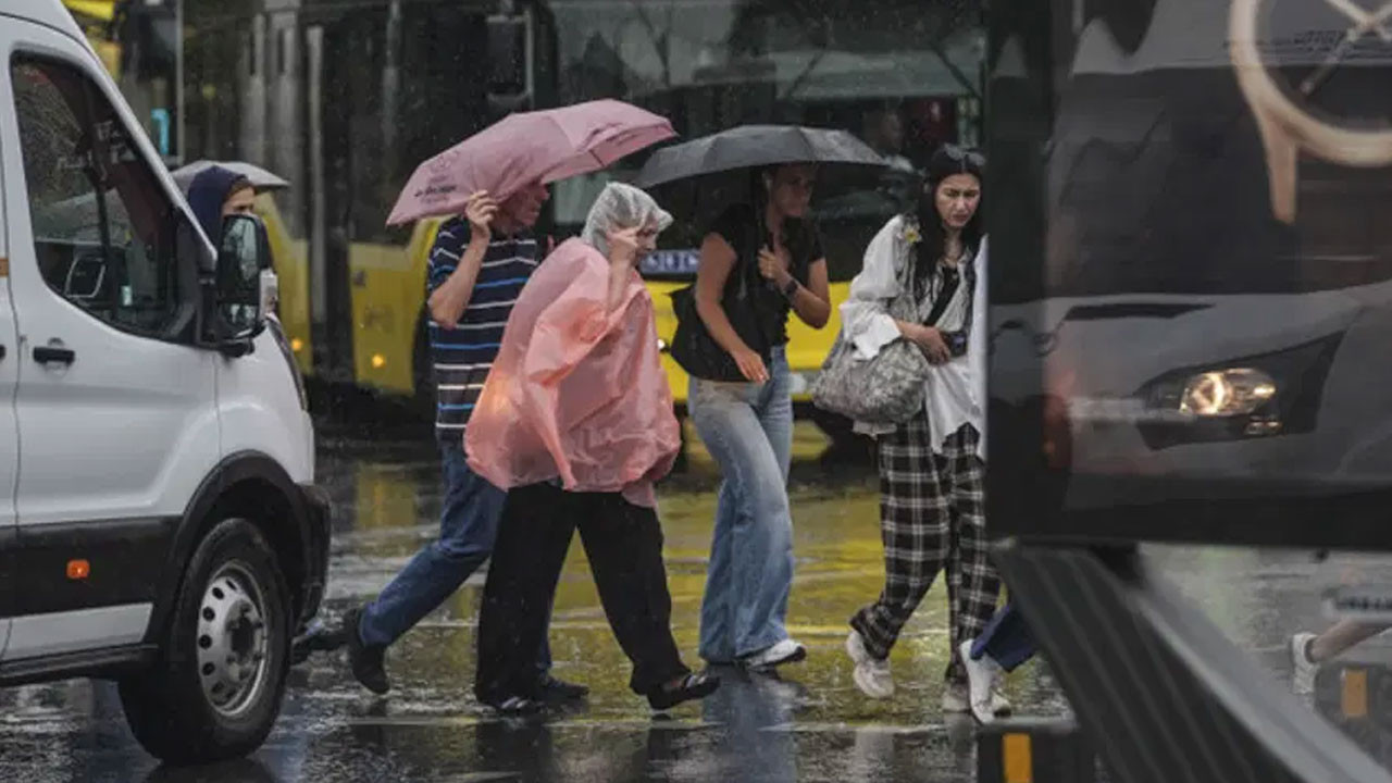 İstanbul'da sonbahar provası. Hava bir anda soğuyacak, sağanak bastıracak