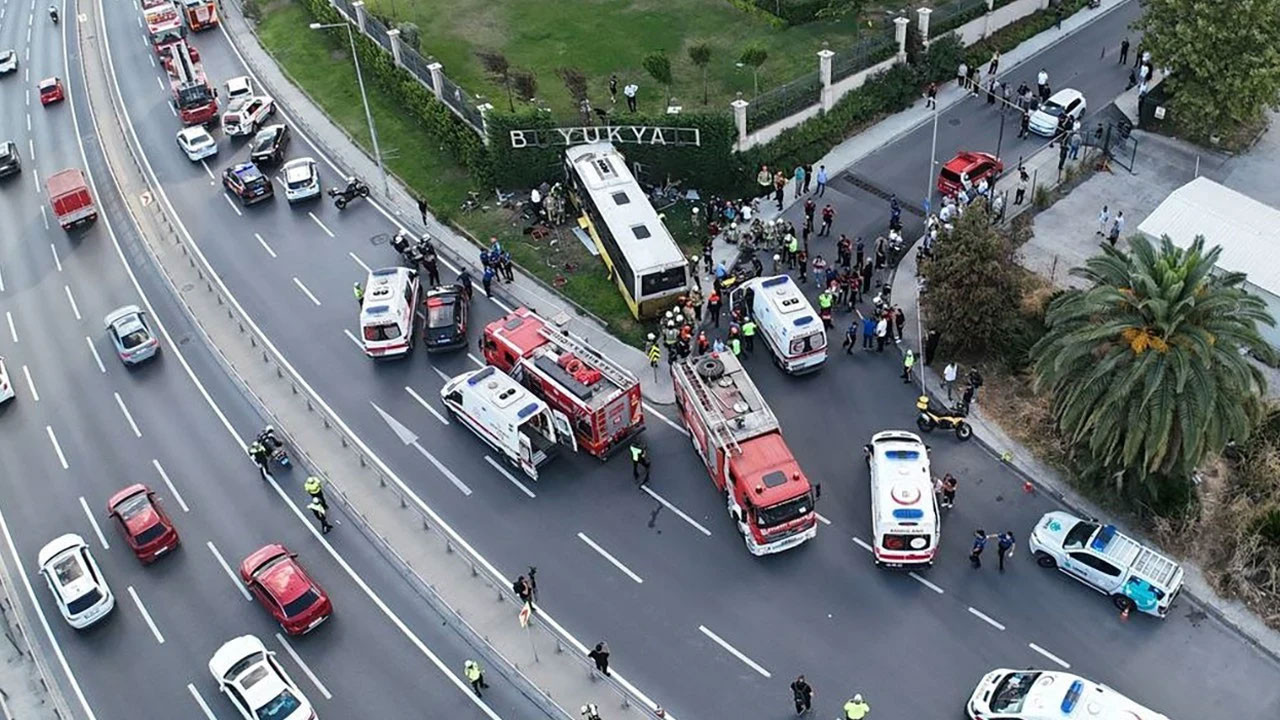İETT otobüsü bahçe duvarına çarptı. 2 ölü, 16 yaralı