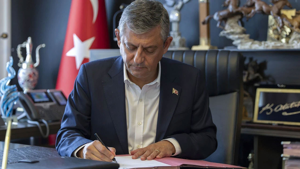 Özgür Özel seçim vaadini açıkladı: Ev kadınlarının sigortasını devlet ödeyecek