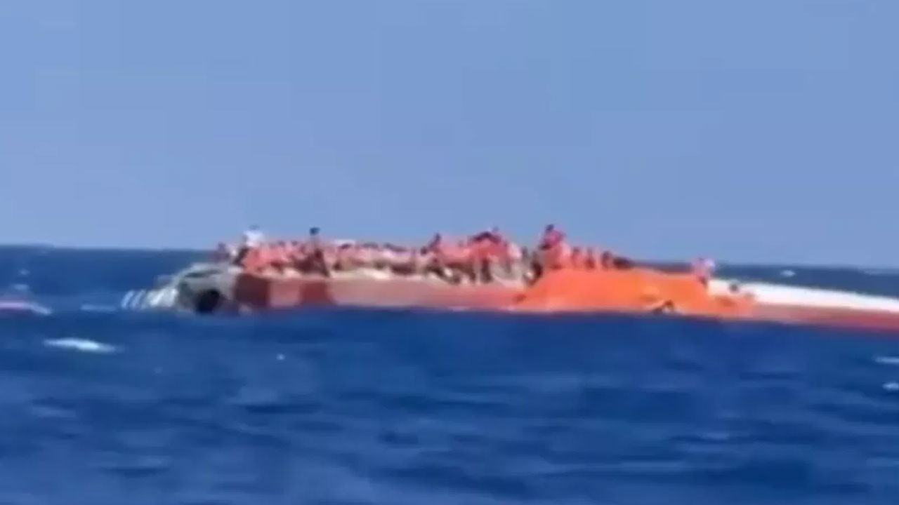 Girne açıklarında, içinde 279 kişinin bulunduğu yolcu gemisi battı: Ters dönerek alabora oldu
